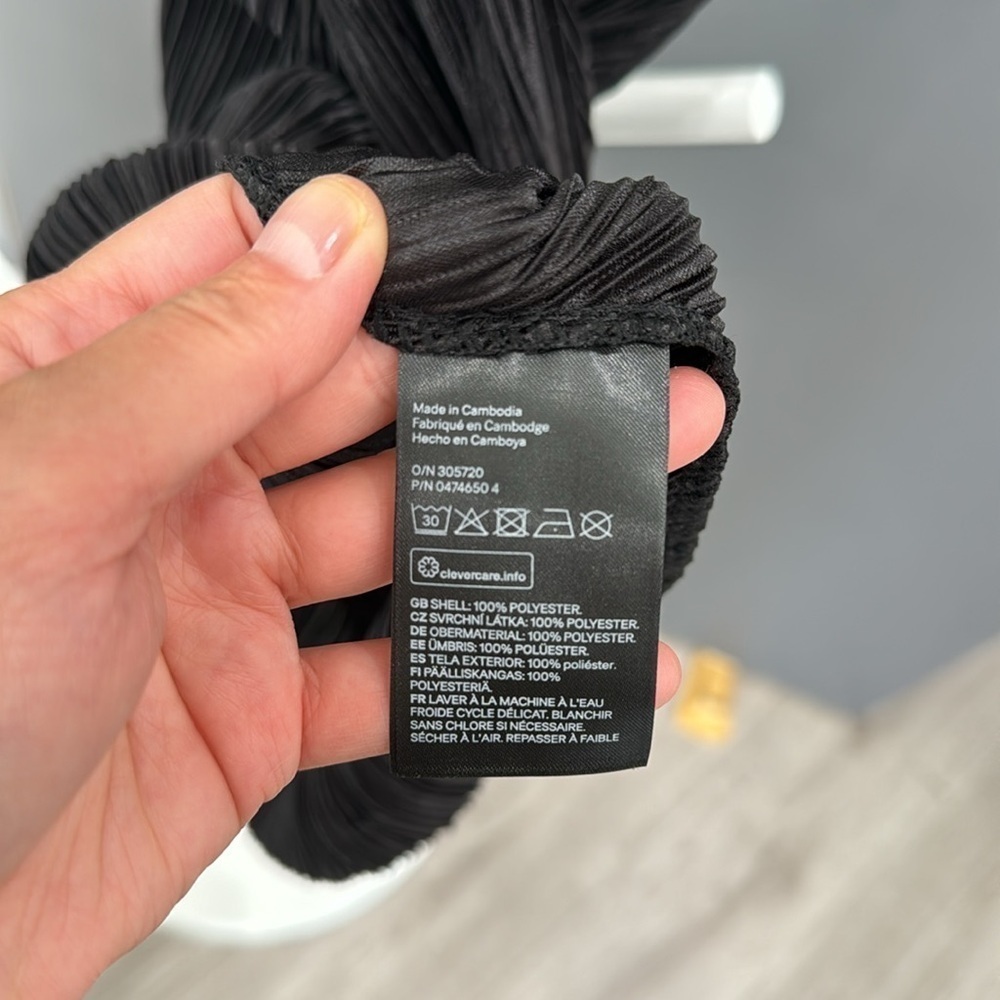 H& M Divided Black V cut dress - Picture 4 of 4